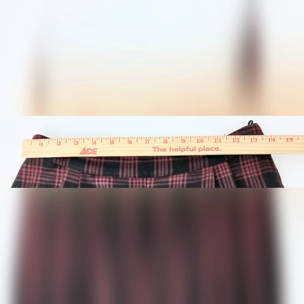 H&M Women's Plaid Mini Skirt Womens Size 6 Black & Red Y2K Dark Academia Pleated